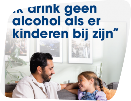 Vader en dochter op de bank met tekst: ik drink geen alcohol als er kinderen bij zijn.